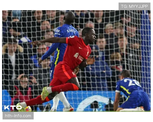 “焦点瞬间：沃特金斯在角球进攻中，利用反向跑位摆脱防守头球破门”